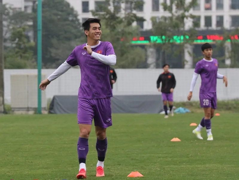 Đội tuyển Việt Nam ra sân tập ngày đầu năm mới ảnh 5