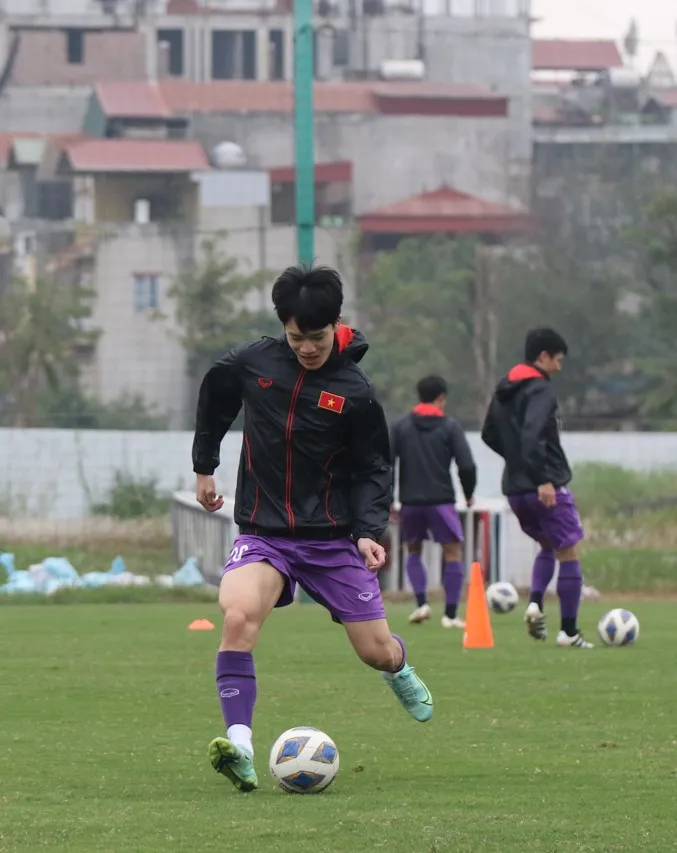 Đội tuyển Việt Nam ra sân tập ngày đầu năm mới ảnh 3