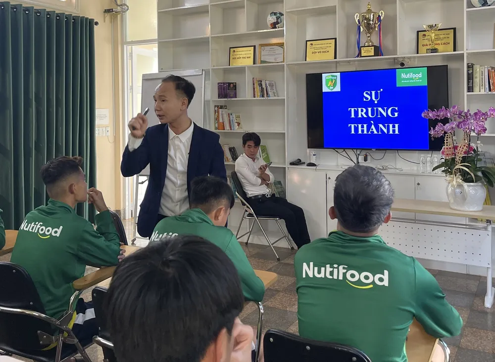 Các cầu thủ Học viện Nutifood JMG trở thành tân sinh viên Trường Đại học Sư phạm TDTT TPHCM ảnh 1