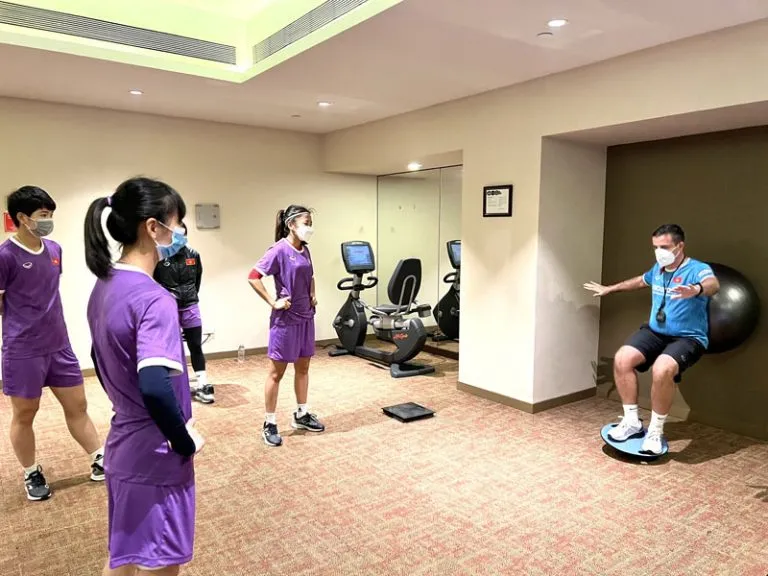 Các cầu thủ cùng trợ lý HLV tại phòng tập gym ở khách sạn