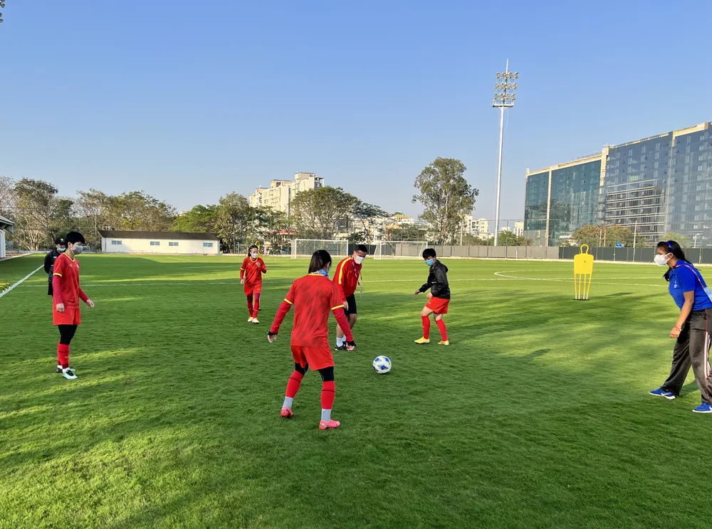 HLV Mai Đức Chung hy vọng sẽ có nhiều cầu thủ ở buổi tập tối 20-1 ảnh 1