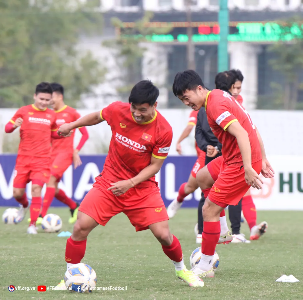 Các tuyển thủ thoải mái tâm lý trên sân tập chiều 19-1