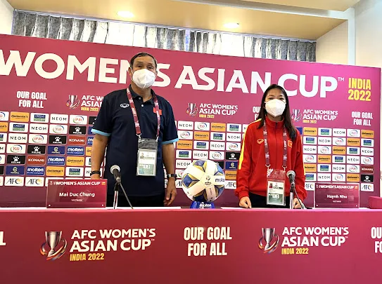 HLV Mai Đức Chung và thủ quân Huỳnh Như tại buổi họp báo. Ảnh: ĐOÀN NHẬT