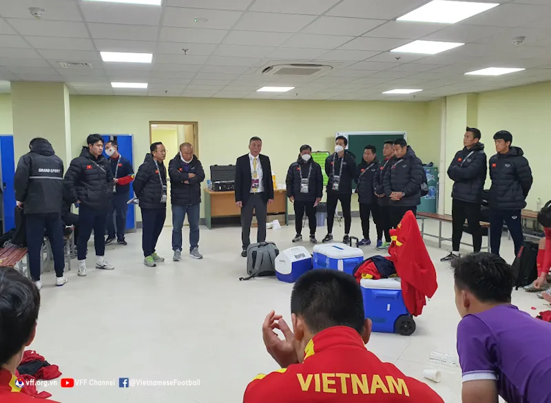 Thủ tướng Chính phủ Phạm Minh Chính xuống sân chúc mừng đội tuyển Việt Nam ảnh 1