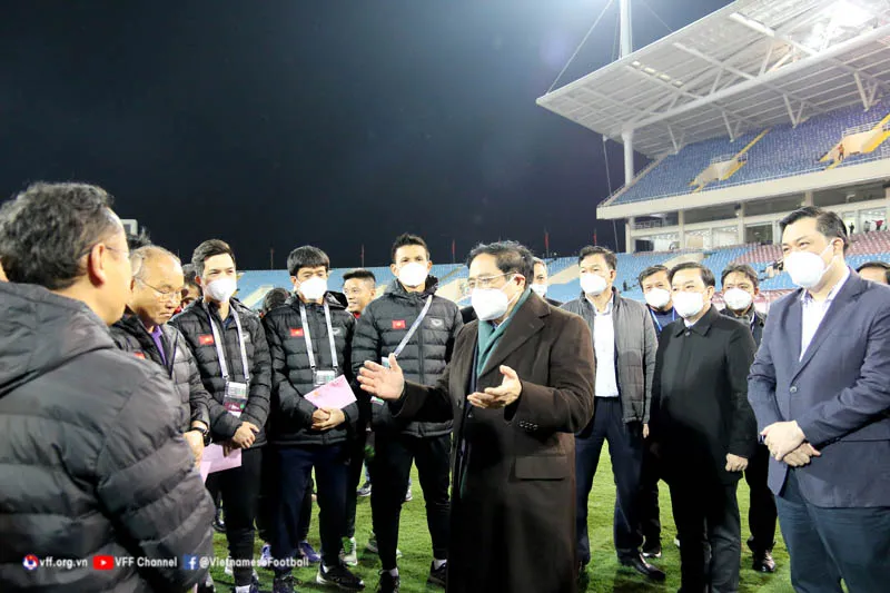 Thủ tướng Phạm Minh Chính chúc mừng thầy trò đội tuyển Việt Nam ngay sau trận thắng đội tuyển Trung Quốc tối 1-2