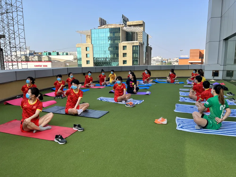 Các cầu thủ tập thiền tại khách sạn