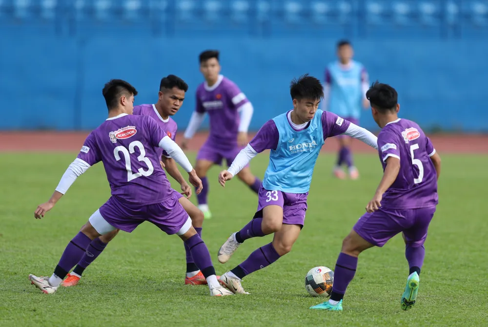 Các cầu thủ U23 Việt Nam ra sân tập luyện ngay ngày đầu vào Bình Dương. Ảnh: DŨNG PHƯƠNG