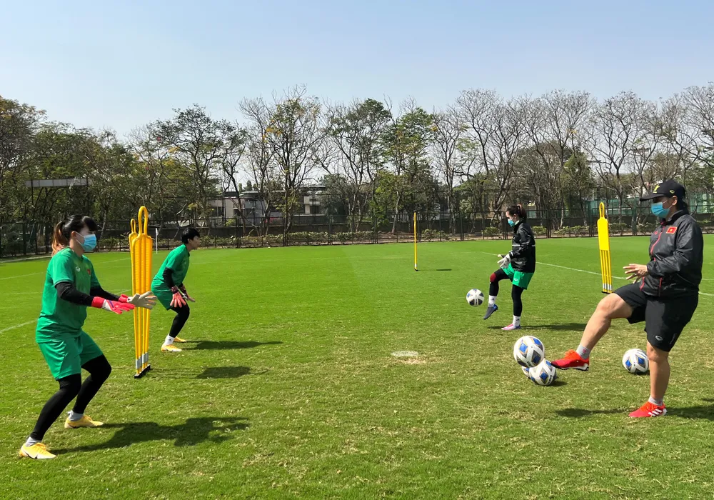 Trợ lý HLV Kim Hồng trong bài tập cùng với các thủ môn