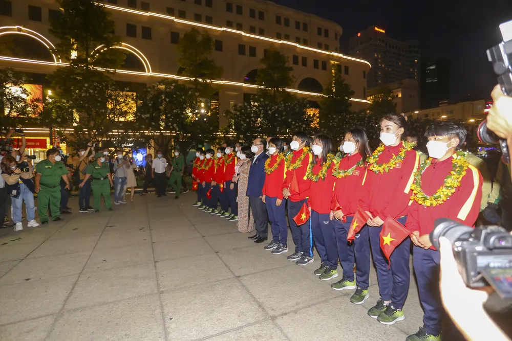 Các cô gái Vàng TPHCM trở về trong vòng tay yêu thương của người hâm mộ ảnh 3