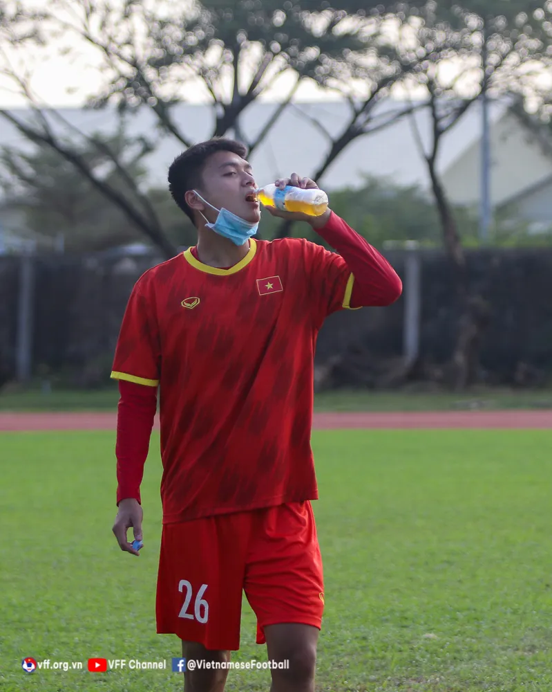 U23 Việt Nam đeo khẩu trang trên sân tập trước cuộc so tài với Thái Lan ảnh 4