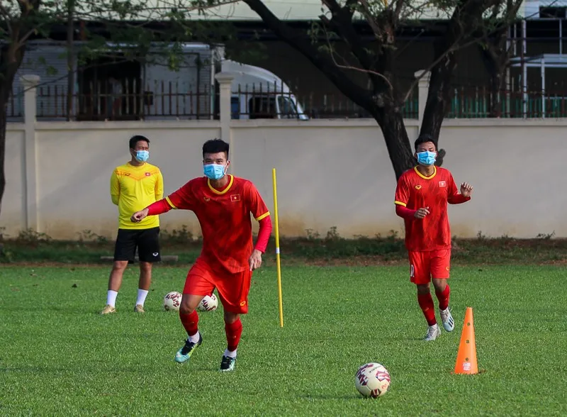 U23 Việt Nam đeo khẩu trang trên sân tập trước cuộc so tài với Thái Lan ảnh 3