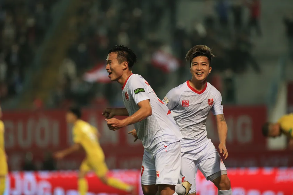 Niềm vui của Việt Hưng sau bàn mở tỷ số cho Hải Phòng. Ảnh: MINH HOÀNG