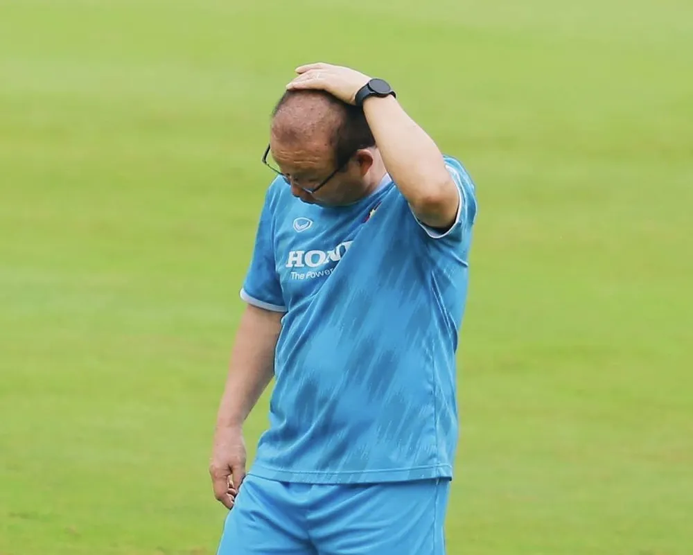 HLV Park Hang-seo lo lắng khi lực lượng luôn thiếu hụt ở các buổi tập. Ảnh: CAO OANH