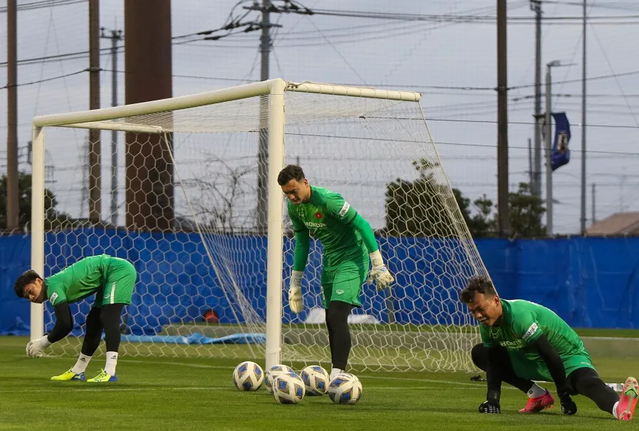 8 cầu thủ Việt Nam sinh hoạt theo quy trình riêng do là F1 Huy Khoa ảnh 1