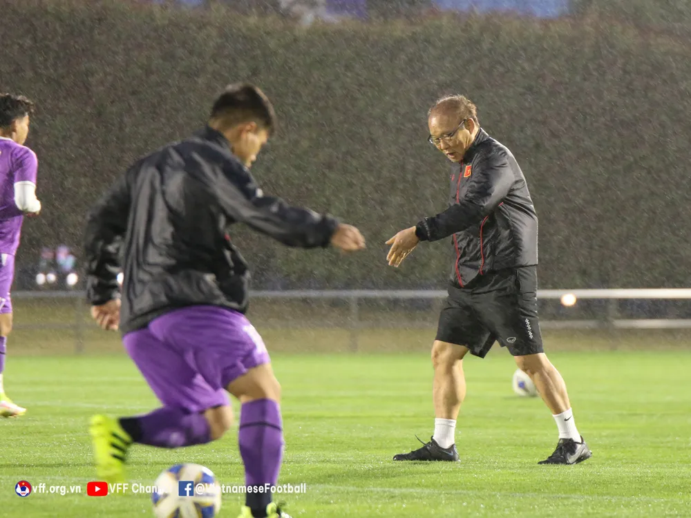 8 cầu thủ Việt Nam sinh hoạt theo quy trình riêng do là F1 Huy Khoa ảnh 2