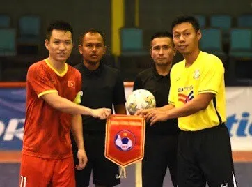 Thủ quân hai đội trao cờ lưu niệm trước trận đấu