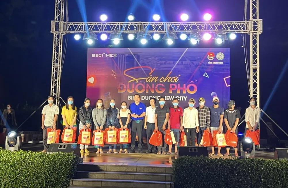 Ban tổ chức tặng quà cho các anh chị em thanh niên công nhân có hoàn cảnh khó khăn