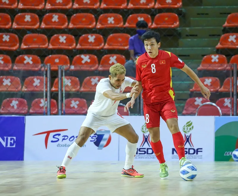 Minh Trí gặp nhiều khó khăn trước hàng thủ kín kẽ của Myanmar