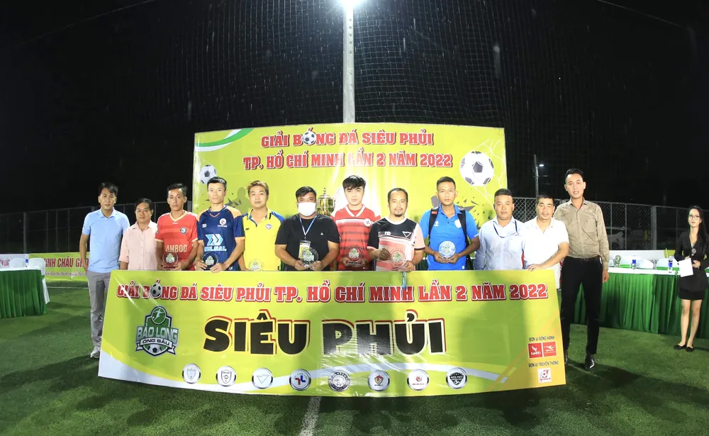 Ban tổ chức trao tặng kỷ niệm chương đến các đội dự giải