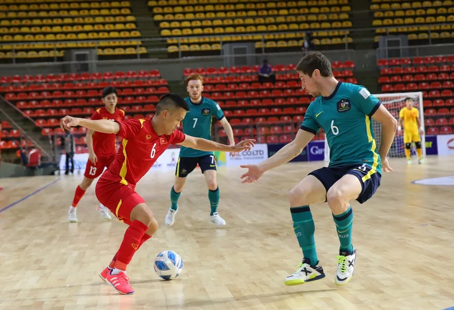 Đức Hòa nỗ lực đi bóng trước sự áp sát của cầu thủ Australia