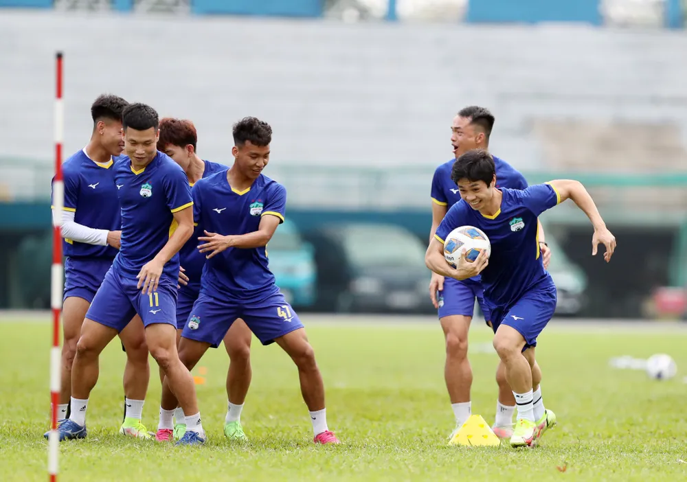 HAGL thoải mái trên sân tập ngày 15-4