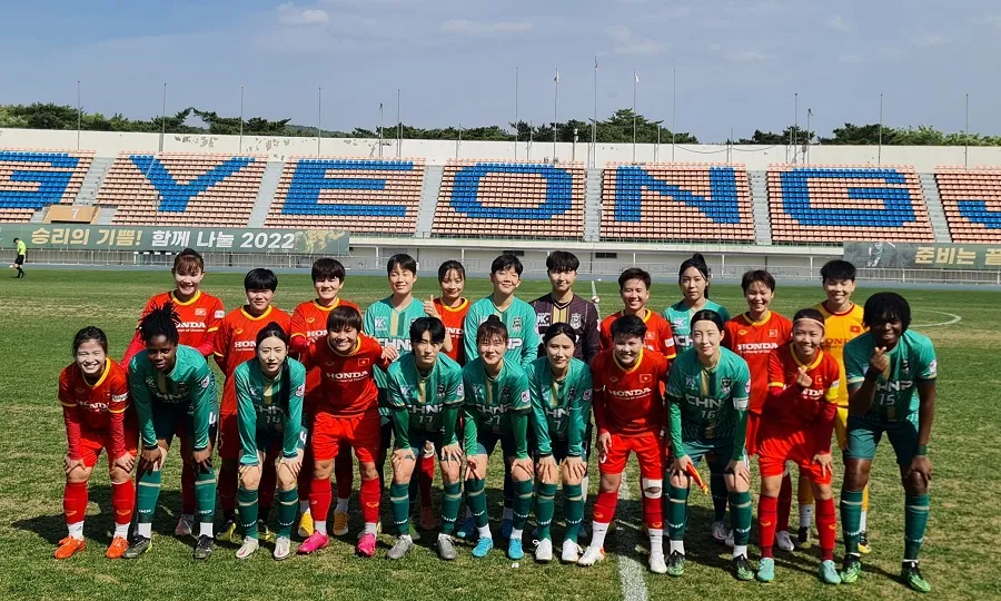 Cầu thủ hai đội chụp ảnh lưu niệm trước trận đấu