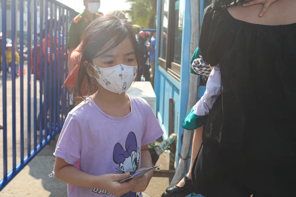 'Nóng' ngày đầu bán vé hình thức truyền thống ảnh 2