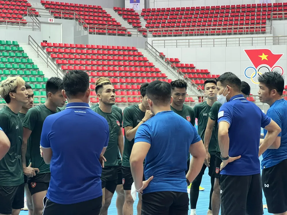 Các đội futsal nam tập làm quen sân thi đấu ảnh 2