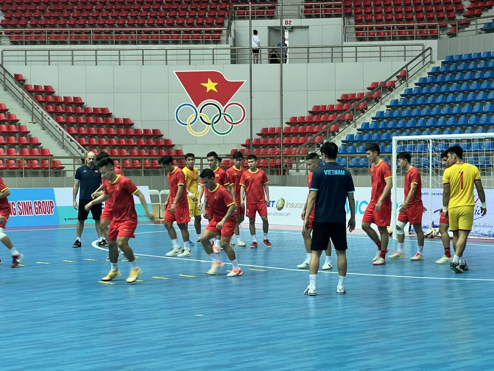 Các đội futsal nam tập làm quen sân thi đấu ảnh 1