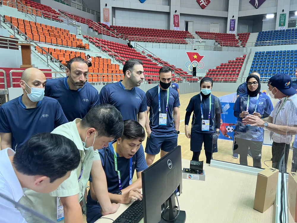 Bộ phận tổ chức thi đấu cùng các trọng tài test lại các bảng điện tử cùng những hạng mục khác để sẵn sàng cho ngày khai mạc