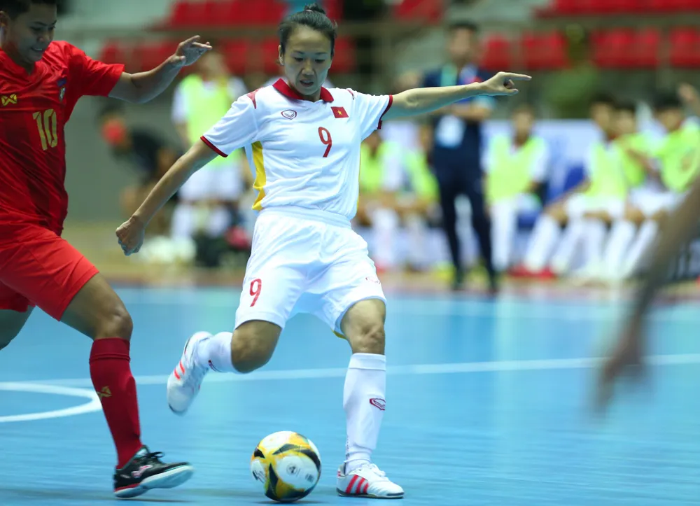 Đội futsal nữ Việt Nam khởi đầu ấn tượng trước Myanmar. Ảnh: Quốc An