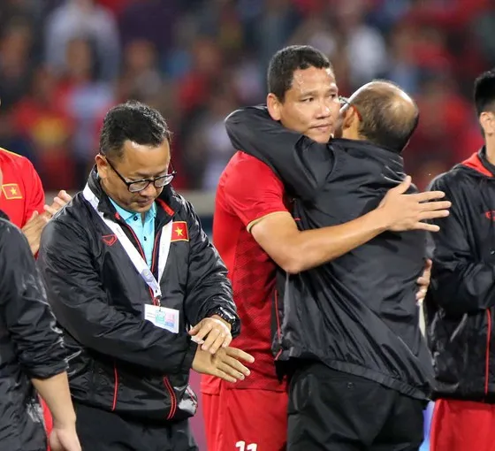 Anh Đức chào từ biệt HLV Park Hang-seo hôm chia tay đội tuyển. Ảnh: ANH KHOA