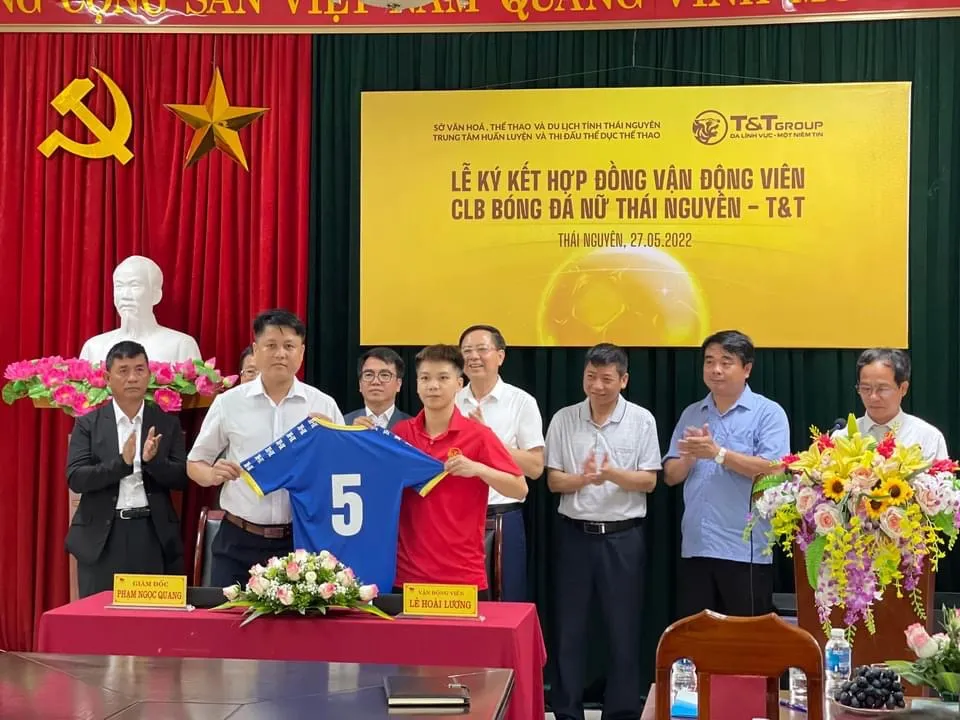 Hoài Lương trong buổi ra mắt cùng CLB Thái Nguyên. Ảnh: FBNV