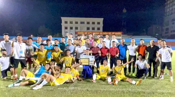 Cầu thủ Bình Thuận tấn công trọng tài tại giải hạng Nhì 2022 ảnh 6