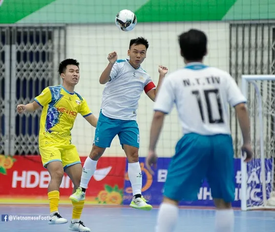 Đà Nẵng (áo vàng) vươn lên cùng Sahako dẫn đầu BXH sau vòng 4