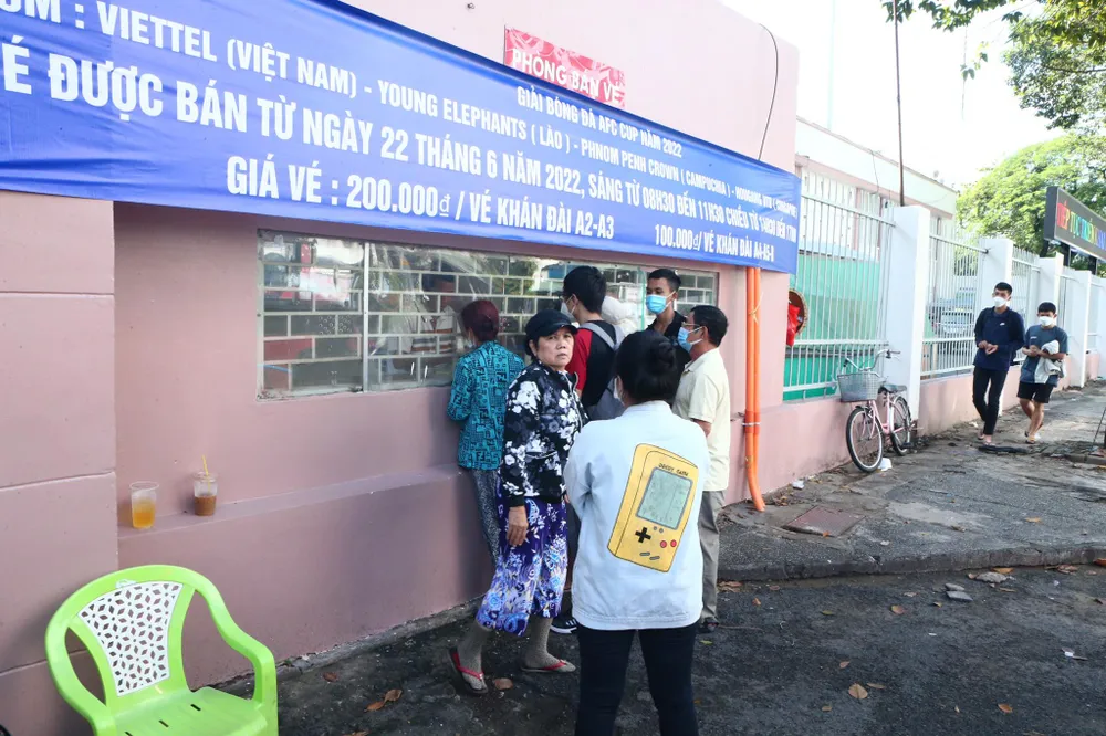 Phòng vé sân Thống Nhất vắng khán giả ngay khi tiến hành mở bán