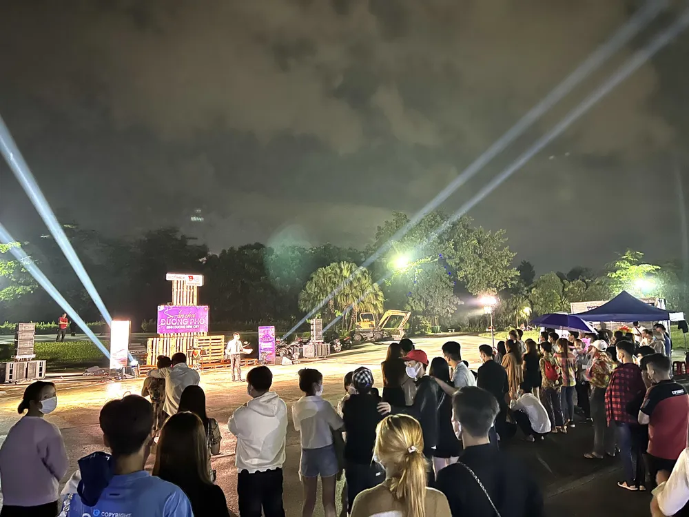 ‘Sân chơi đường phố’ tặng quà thanh niên công nhân có hoàn cảnh khó khăn nhân ngày Gia đình Việt Nam 28-6. ảnh 1