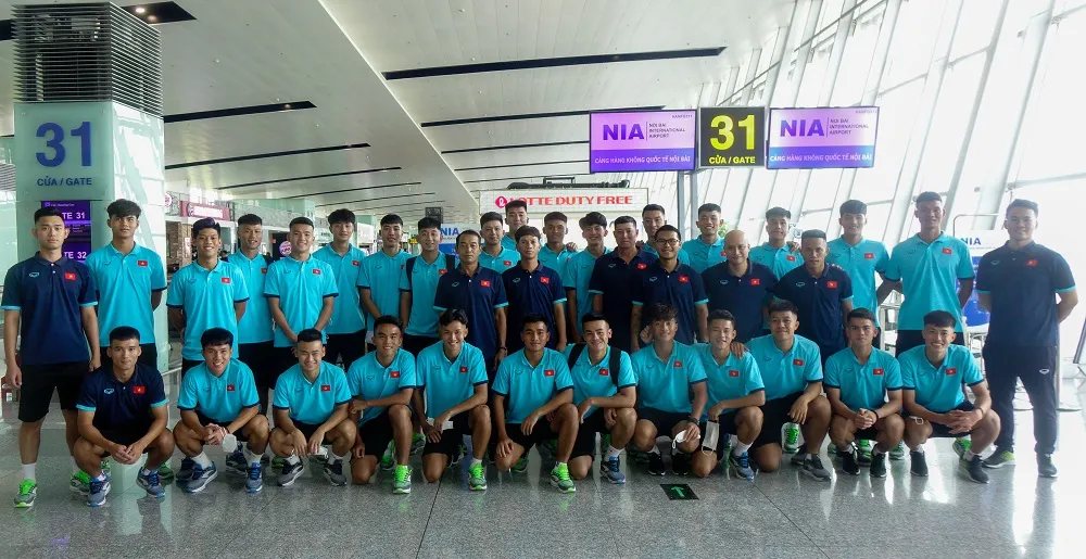 Đội U19 Việt Nam tại sân bay Nội Bài trước khi lên đường