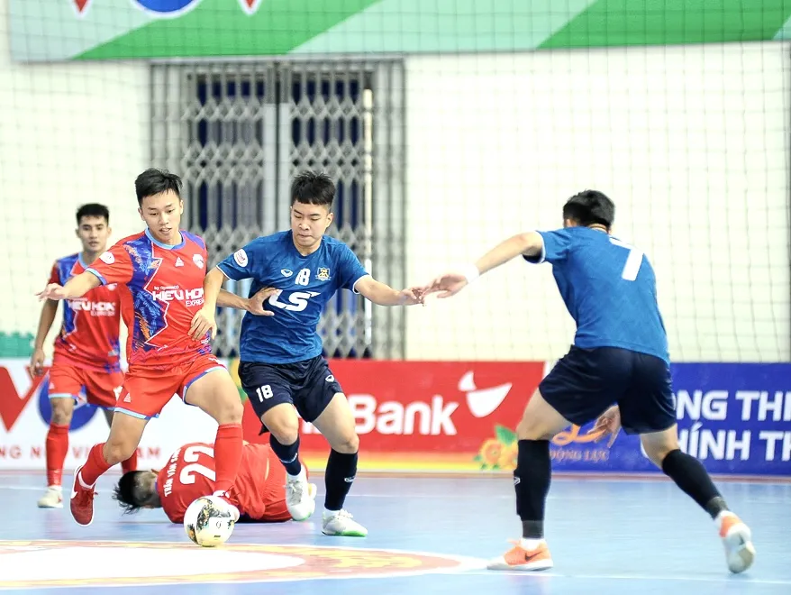 Thái Sơn Bắc (áo xanh) thắng Đà Nẵng 3-2 để lấy lại ngôi đầu bảng