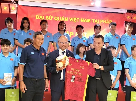 Quyền Chủ tịch VFF Trần Quốc Tuấn đã tặng Đại sứ Đinh Toàn Thắng chiếc áo và bóng có in tên VCK World Cup nữ 2023