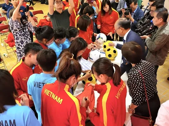 Đội tuyển nữ Việt Nam đến Orleans, chuẩn bị cho trận đấu với đội tuyển Pháp ảnh 1