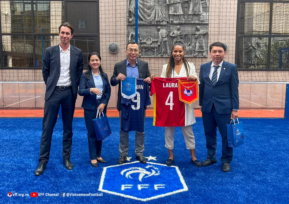 Từ trái sang: Trưởng Ban quan hệ quốc tế LĐBĐ Pháp François Bigot, Phó Tổng thư ký VFF Nguyễn Thanh Hà, Q.Chủ tịch VFF Trần Quốc Tuấn, Tổng thư ký LĐBĐ Pháp Laura Georges và Tổng thư ký VFF Lê Hoài Anh trong buổi làm việc giữa lãnh đạo LĐBĐ hai nước