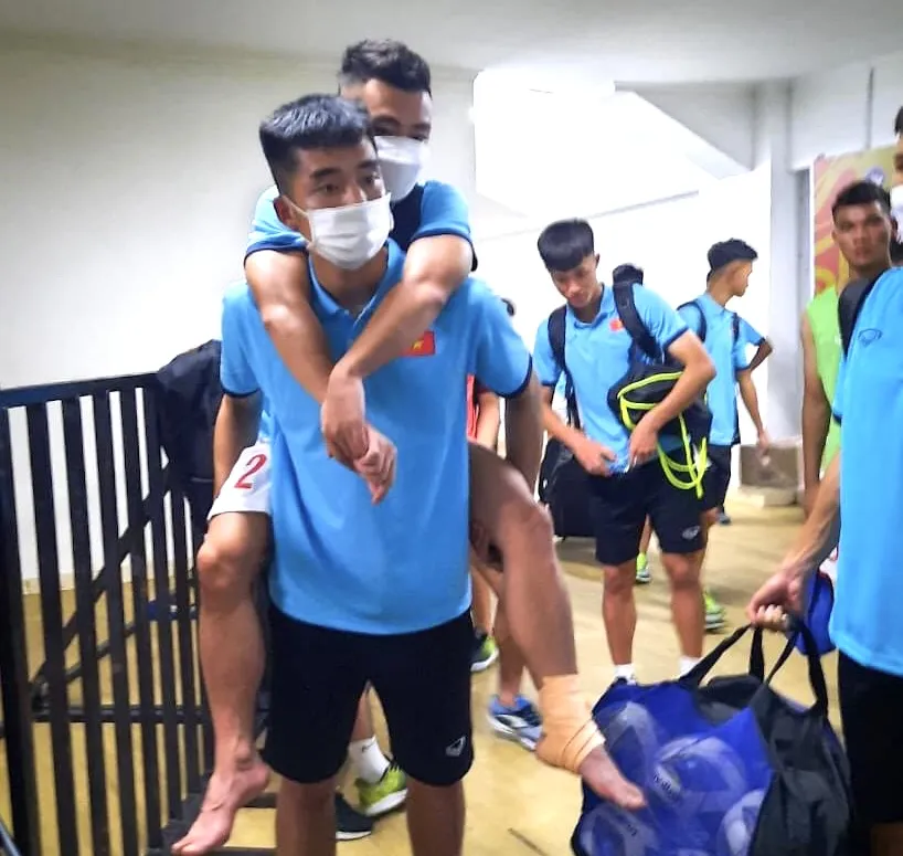 Anh Tú bị chấn thương ngay ở trận ra quân