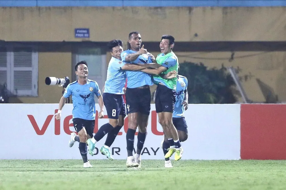 Hà Tĩnh vỡ òa niềm vui với bàn thắng muộn của Janclesio. Ảnh: Minh Hoàng