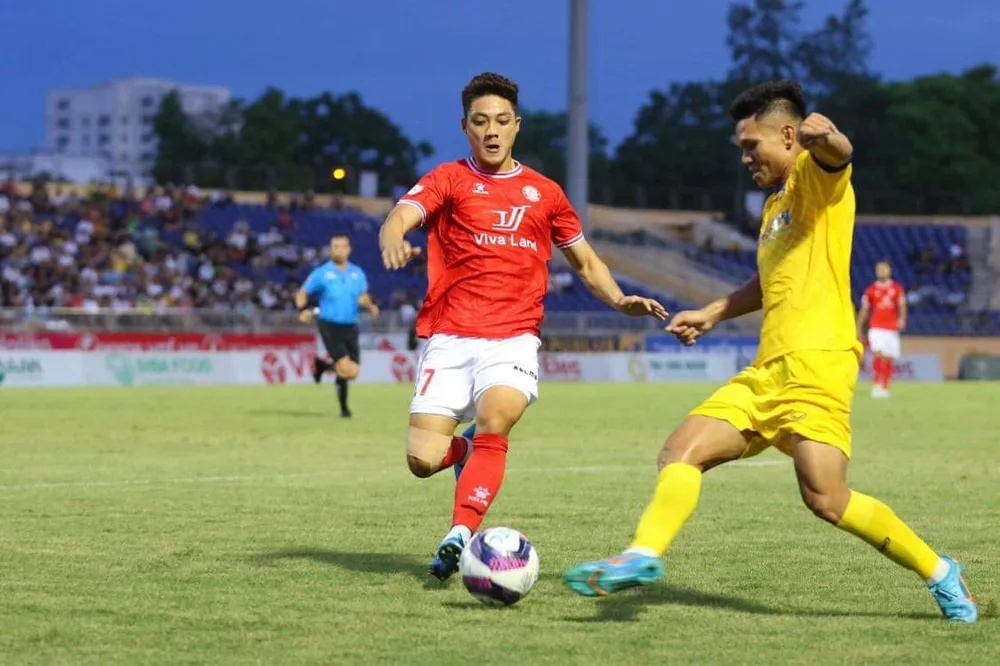 Thi đấu hơn người, CLB TPHCM vẫn trắng tay trên sân Vinh ảnh 1