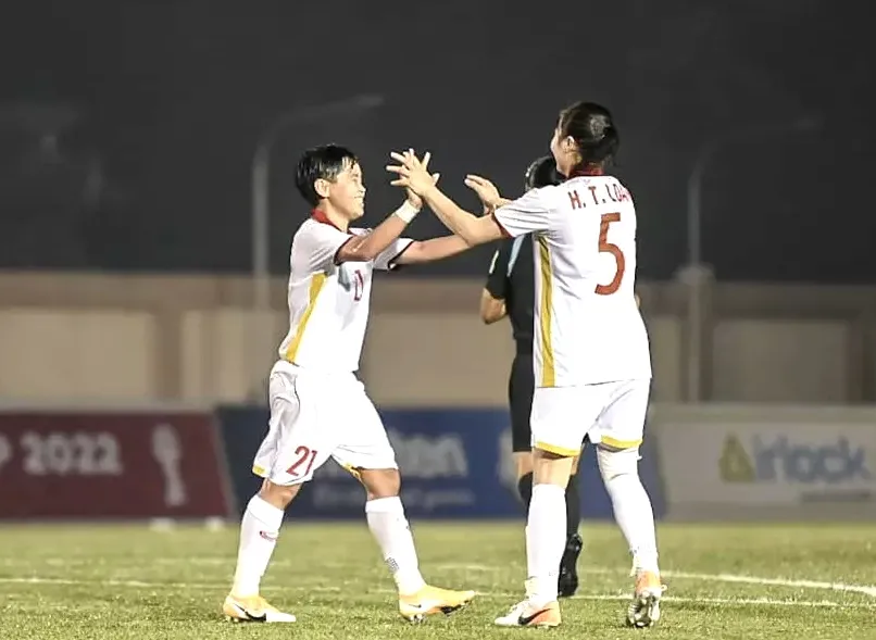 Vạn Sự (bên trái) cùng Huỳnh Như lập cú đúp trong chiến thắng 6-0 của tuyển Việt Nam 