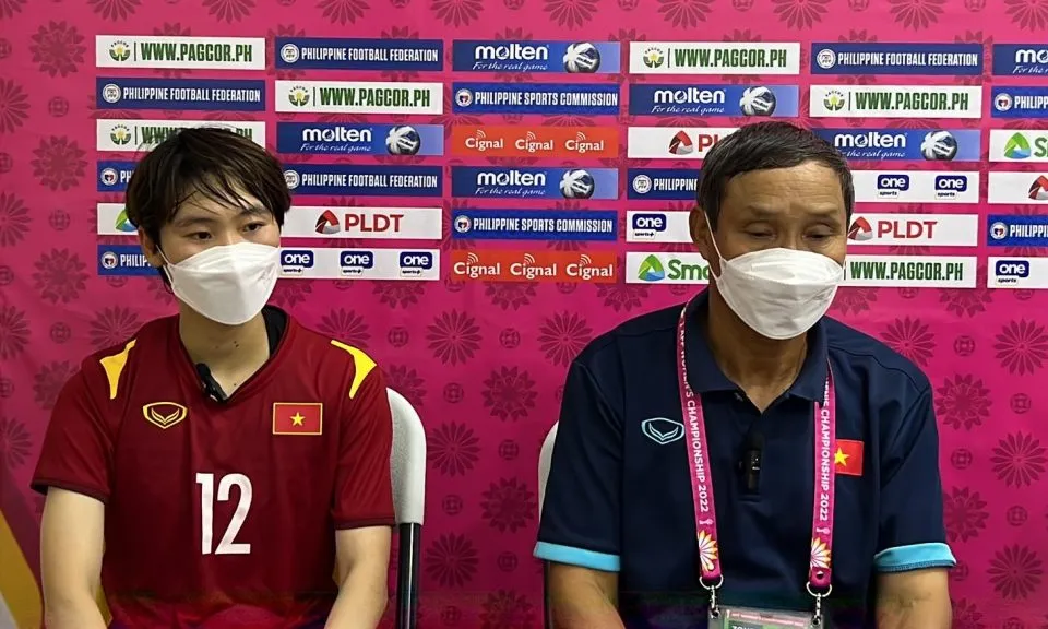 HLV Mai Đức Chung và tiền đạo Hải Yến tại buổi họp báo sau trận đấu