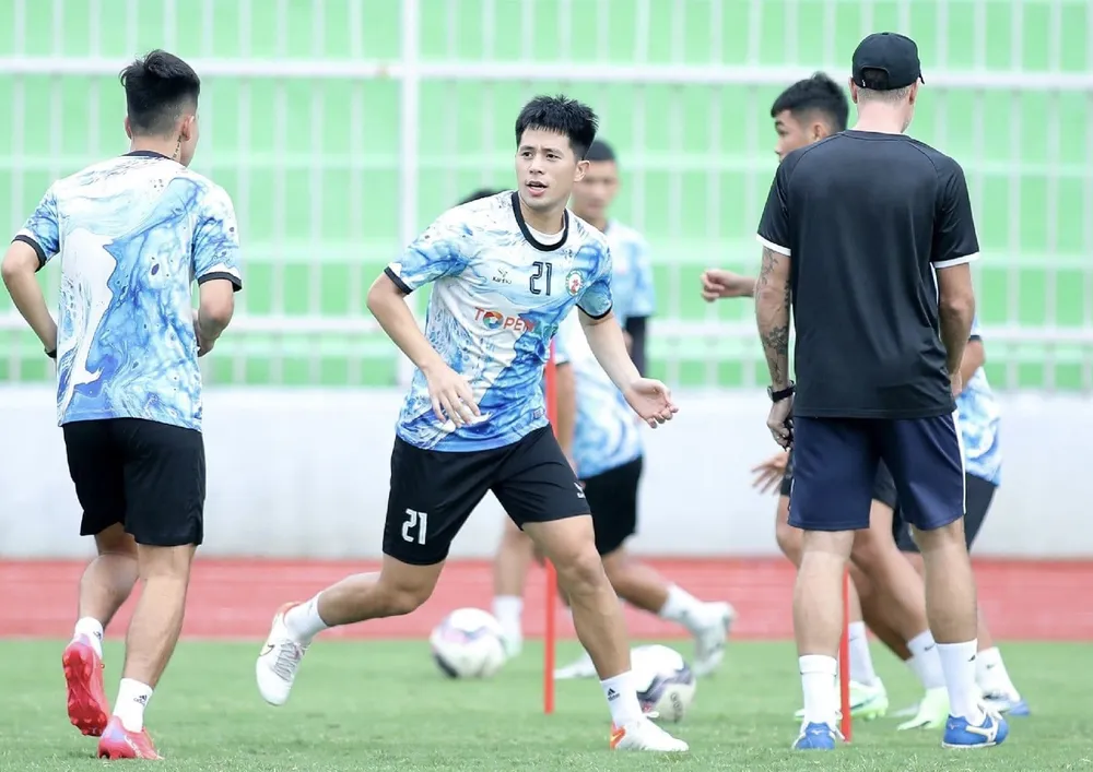 Đình Trọng trở lại sân tập hôm 13-7