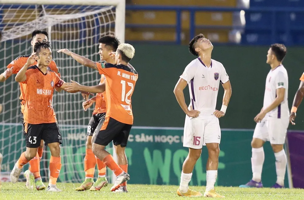 Đà Nẵng hai lần vượt lên dẫn trước đều từ chấm phạt 11m. Ảnh: DŨNG PHƯƠNG