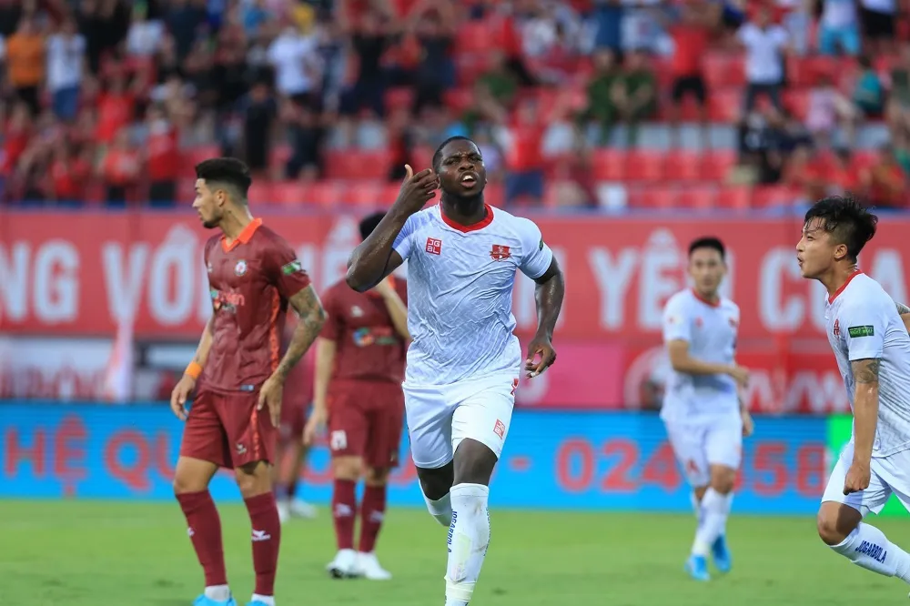 Thắng thuyết phục Bình Định, Hải Phòng trở lại ngôi đầu ảnh 1